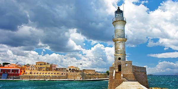 המגדלור בעיר העתיקה בנמל חאניה
